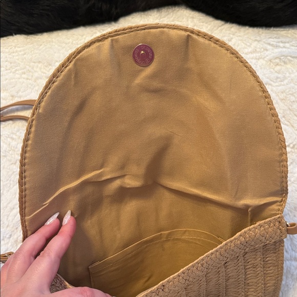 Elegant Tan Woven Clutch Bag - Picture 2 of 3